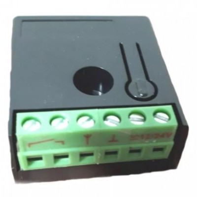 Dispositivo eletrônico compacto preto com conectores verdes e inscrições vermelhas