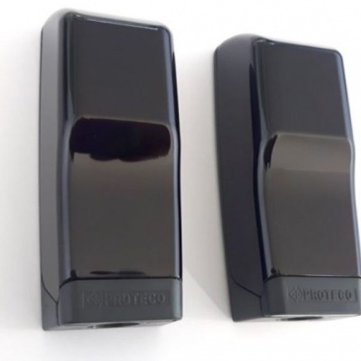 Dois dispensadores de sabão líquidos pretos com marca PROTECO em fundo branco