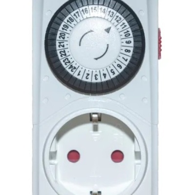 temporizador elétrico branco com dial e ficha europeia