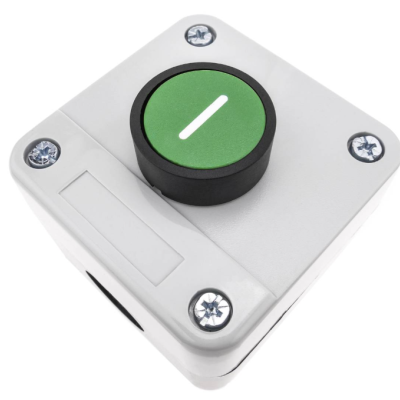 Botão de pressão verde em caixa quadrada cinzenta com parafusos