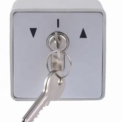 Interruptor elétrico branco com chave e símbolos de setas