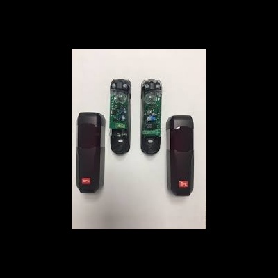 Dois sensores eletrónicos pretos APC com circuitos eletrónicos à mostra sobre fundo branco