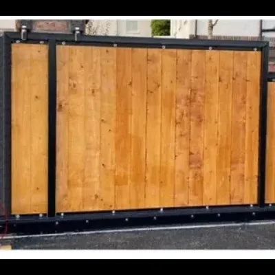 Portão de madeira com estrutura metálica e motor automatizador