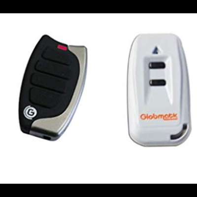 Dois comandos à distância, um preto com prata e outro branco com texto laranja