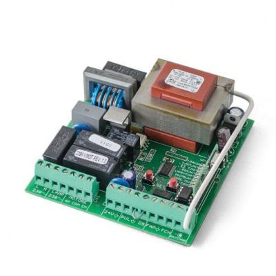 Placa electrónica verde com transformadores, relés e conectores de parafuso