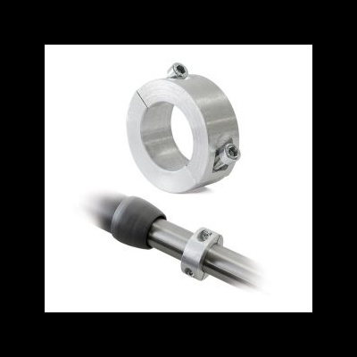 Abraçadeira metálica prateada com parafusos fixada em tubo prateado e cabo preto