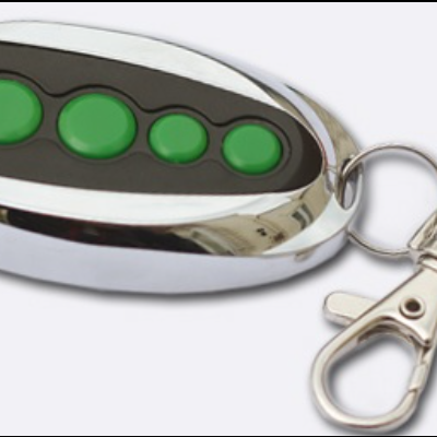 Comando remoto para porta com botões verdes e chaveiro metálico.