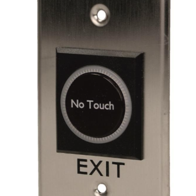 Interruptor de saída com botão 'No Touch' e texto 'EXIT' em placa metálica prateada.