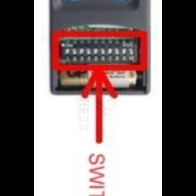 Dispositivo elétrico preto com botões azuis e pequenos interruptores etiquetados como SWITCHES.