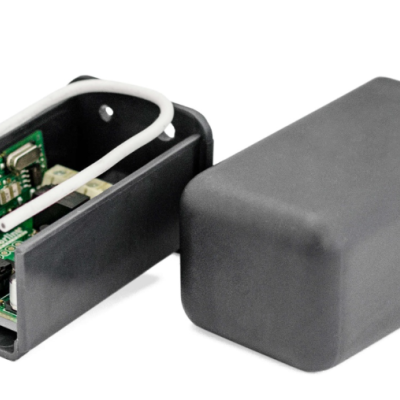 Dispositivo eletrônico com placa de circuito exposta numa caixa preta desmontada