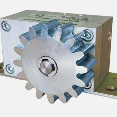 Motor elétrico metálico com roda dentada