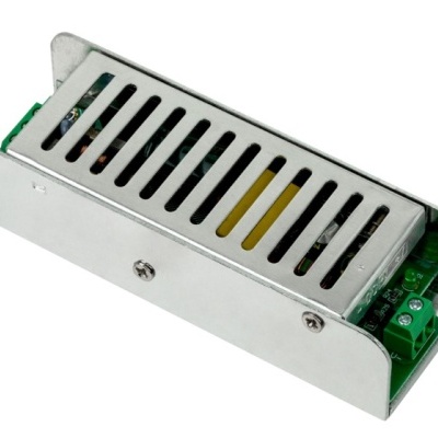 Fonte de alimentação metálica prateada com grelha e componentes eletrónicos