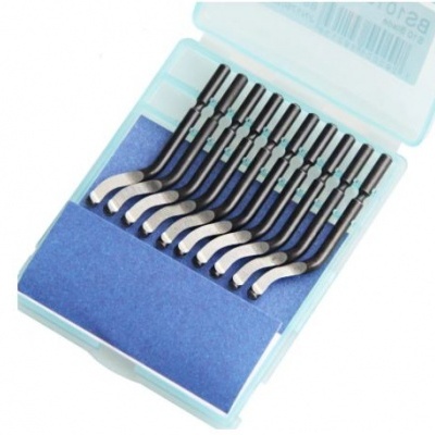 Conjunto de ganchos metálicos numa caixa de plástico azul