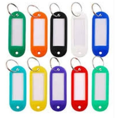 Dez porta-chaves coloridos com etiquetas brancas