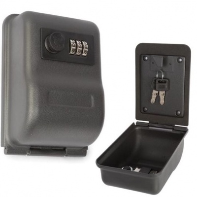 Chaveiro de parede preto com fechadura de combinação e duas chaves.