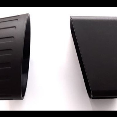 Dois suportes de plástico preto, um oval com ranhuras e outro trapezoidal liso