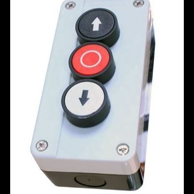 Interruptor elétrico com três botões redondos em caixa branca