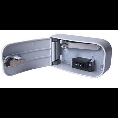 Caixa metálica cinza com interruptor interno