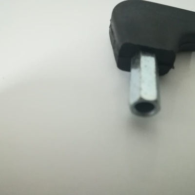 Chave hexagonal com pega preta e haste metálica sobre fundo branco