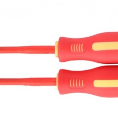 Duas chaves de fendas isoladas vermelhas com cabo amarelo em fundo branco