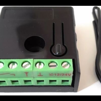 Módulo eletrónico preto com terminais verdes e cabo preto ao lado