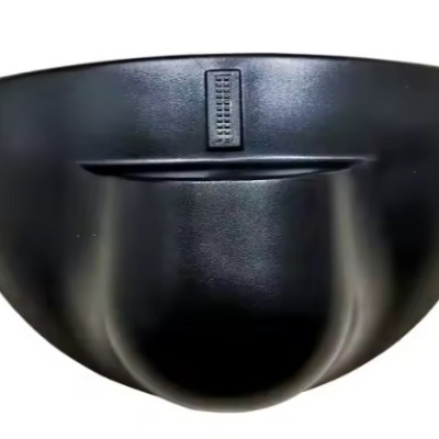 Produto plástico preto com formato semicircular e relevo convexo central