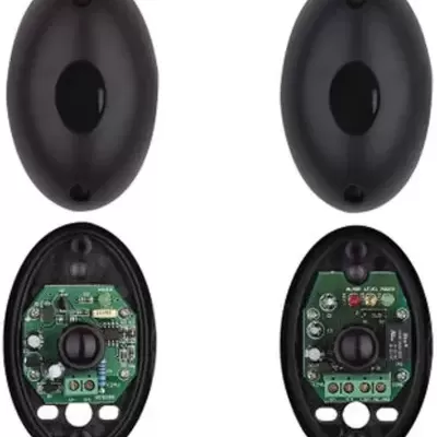 Dois sensores eletrónicos pretos ovalados com circuito interno visível