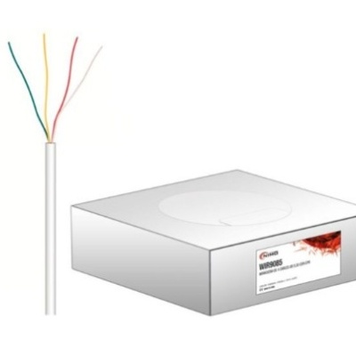 Rolo de cabo elétrico branco com quatro fios coloridos e caixa branca com etiqueta