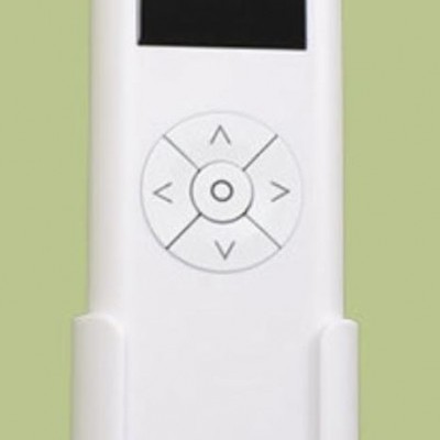 Comando remoto branco com botões direcionais e visor negro