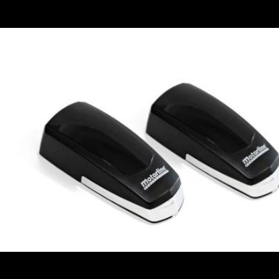 Dois mini ferros de engomar portáteis pretos com base prateada