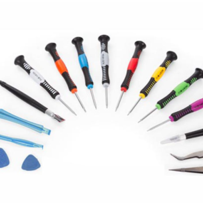 Conjunto de ferramentas para electrónica com várias chaves de fendas coloridas, pinças, espátulas e peças plásticas azuis