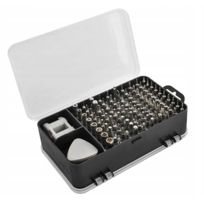 Conjunto de ferramentas com pontas metálicas e adaptadores numa caixa preta com tampa transparente