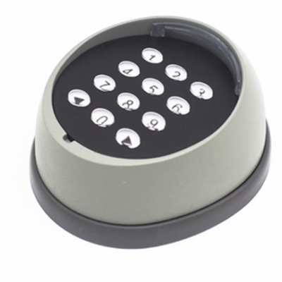 Base redonda metálica com teclas numéricas brancas e símbolos pretos