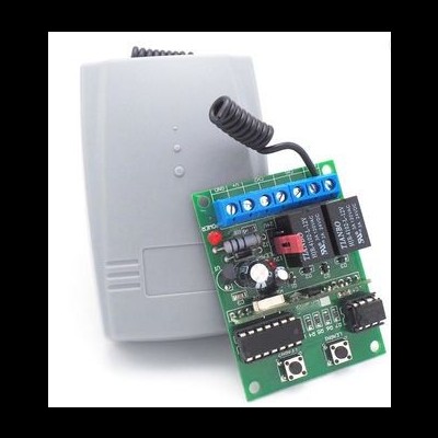 Placa eletrónica verde com componentes e caixa de plástico cinzenta com antena