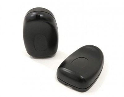Dois dispositivos eletrónicos pequenos pretos de plástico com formato arredondado
