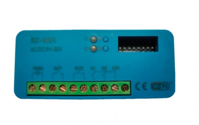 Módulo eletrónico azul com conectores de parafuso dourados e texto técnico.