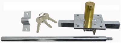 Conjunto de fechadura com chaves, caixa metálica, suporte e barra cromada em fundo branco