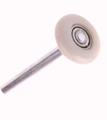 Peça metálica com roda branca e rolamento no centro