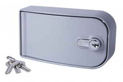 Fechadura metálica cinzenta com chaves prateadas num fundo branco