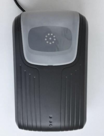 Dispositivo elétrico preto com tampa cinzenta translúcida e LEDs em círculo