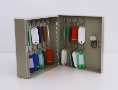 Caixa metálica aberta com porta-chaves plásticos coloridos