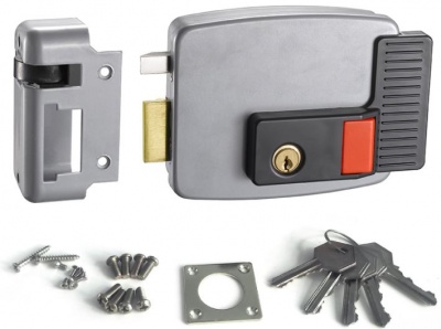 Fechadura elétrica cinza com chaves, parafusos e peças complementares sobre fundo branco