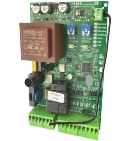 Placa eletrónica com componentes, transformador e bornes verdes, texto impresso