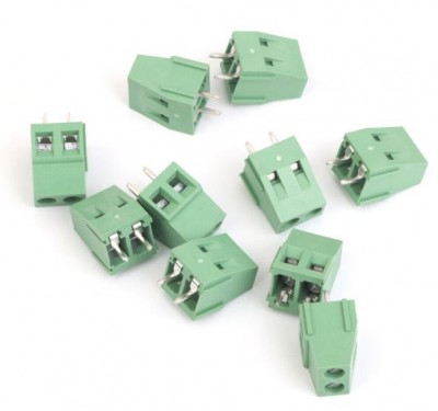 Conectores elétricos verdes com terminais metálicos