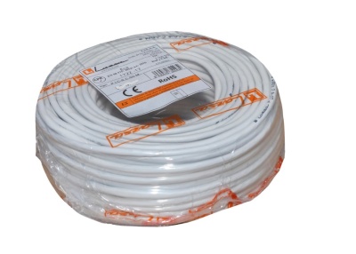 Rolo de cabo elétrico branco com etiqueta visível