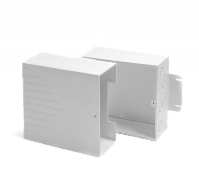 Caixa elétrica branca de plástico com tampa destacada