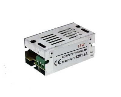 Fonte de alimentação eletrónica metalizada com ventilação e etiqueta técnica