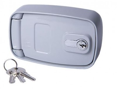 Fechadura metálica cinza claro com chave e três chaves prateadas num fundo branco