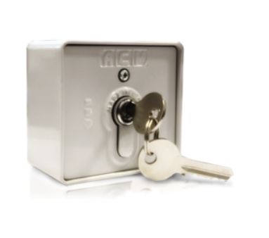 Cofre cinza claro com chave metálica na fechadura