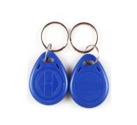 Dois porta-chaves azuis em forma de gota com anéis metálicos